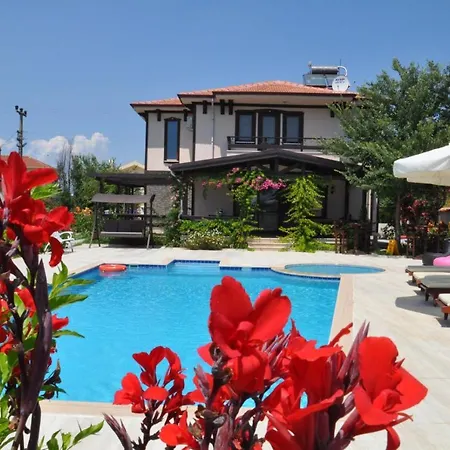 Beautiful 4-Bed Villa Private Pools *