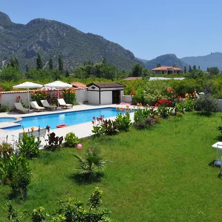 Beautiful 4-Bed Villa Private Pools